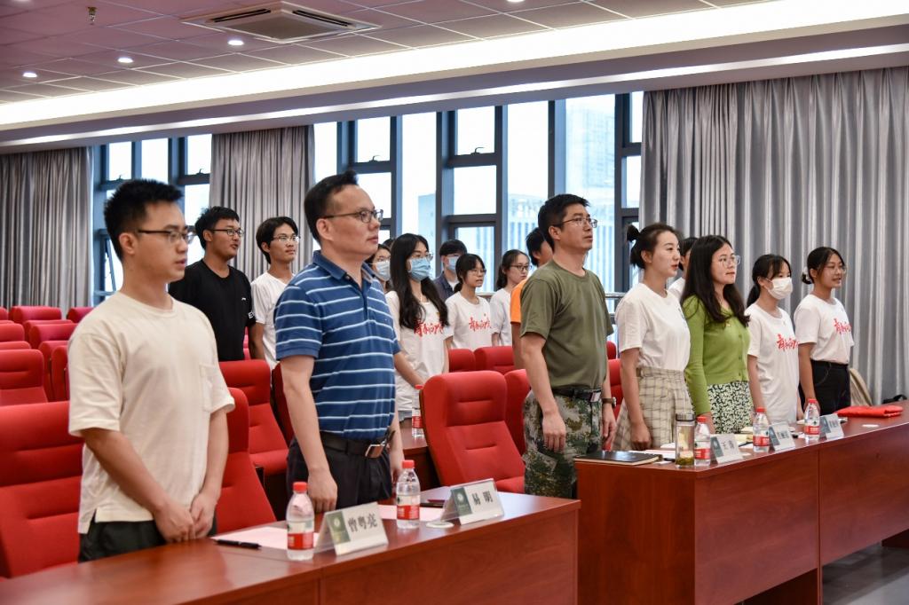 大会伊始,全体肃立,奏唱中国共产主义青年团团歌